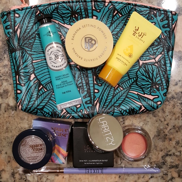Makeup bundle - Picture 2 of 2